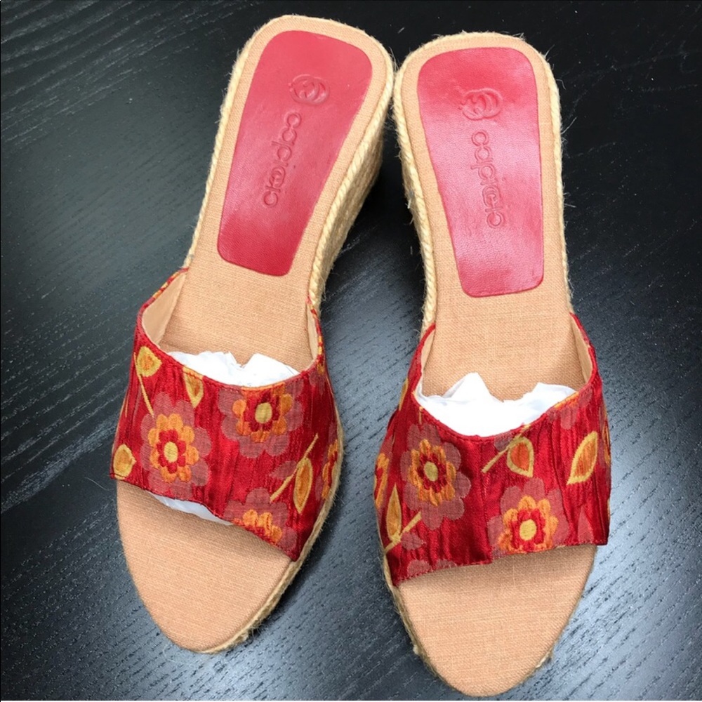 EUC Beautiful red floral Capiccio espadrilles.